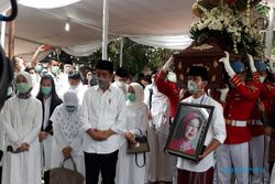 Ibu Jokowi Dimakamkan Tepat di Samping Kiri Suami