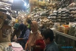 Demi Tangkal Corona, Warga Terjang Hujan Abu Merapi Untuk Berburu Jamu di Pasar Solo