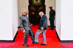 Hindari Virus Corona, Presiden Tanzania Ganti Salaman dengan Tos Kaki