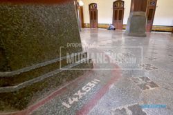 Inskripsi Masjid Menara Kudus Tersingkap Kala Karpet Digulung Cegah Covid-19