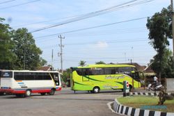 Dilarang Beroperasi, Kru 25 Bus Pariwisata dan Travel Sragen Manasi Mesin Bareng-Bareng