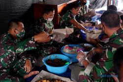 TNI/Polri Bikin Dapur Umum Bantu Warga Terdampak Covid-19 di Karanganyar