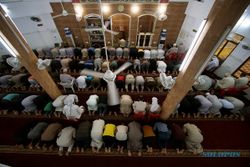Warga Komoro Salat Berjamaah di Masjid, Langsung Dibubarkan dengan Tembakan Gas Air Mata