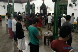 Sejumlah Masjid di Solo Gelar Salat Tarawih Perdana Ramadan 2020, Saf Dibuat Berjarak