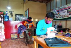 Prihatin Wabah Corona, Sukarelawan di Wonogiri Bikin Masker Kain Untuk Dibagikan Gratis