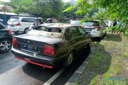 2 Mobil Ringsek Tertimpa Pohon Tumbang di Jl Bhayangkara Solo