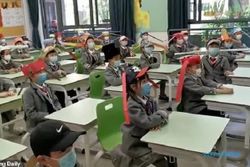 Covid-19 Selesai, Pelajar di China Masuk Sekolah Pakai Topi Selebar Satu Meter