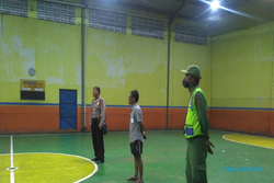 Cegah Kerumunan, Polisi Bubarkan Belasan Remaja yang Nekat Main Futsal di Solo