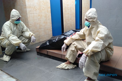 Mayat Pria Semarang Ditemukan di Toilet SPBU di Karanganyar, Petugas Evakuasi Pakai APD Lengkap