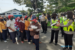 Aksi Damai Singkat, Seratusan Karyawan Tyfountex Bubar Setelah Terima Beras
