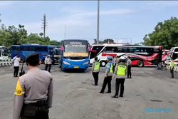Mau Konvoi, Belasan Bus Pariwisata di Karanganyar Dibubarkan Saat Panasi Mesin