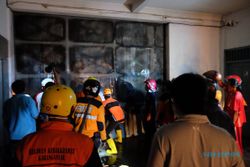 Pintu Terkunci Rapat, Petugas Damkar Kesulitan Padamkan Kebakaran Gudang di Jagalan Solo