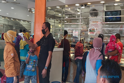 Waduh, Pembeli Berdesak-desakan Demi Belanja Emas di Sukoharjo