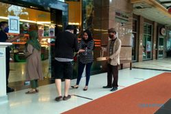 Bulan Puasa, Solo Grand Mall Bagi-Bagi Takjil ke Pengunjung