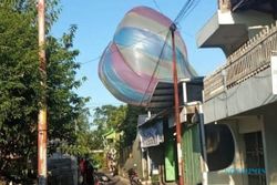 Balon Udara Jatuh di Atap Rumah Warga Nusukan Solo, Apinya Masih Menyala