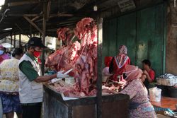 Sidak ke Pasar, Petugas DPKPP Klaten Temukan Daging Sapi Semi Gelonggongan