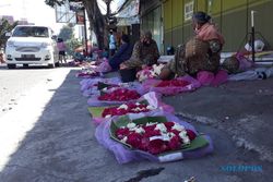 Sepi Pemudik, Omzet Pedagang Bunga Tabur di Solo Anjlok hingga 60%