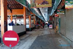 Lebaran, Puluhan Pedagang Sragen Nekat Berjualan Meski Pasar Ditutup