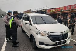 Mau Nongkrong di Tawangmangu, Puluhan Kendaraan dari Jatim Dipaksa Putar Balik