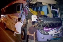 3 Terluka di Kudus Gara-Gara Bus & Toyota Agya Seruduk Truk Mogok