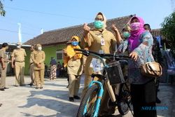 Berkat KB, Wanita Asal Ngrampal Sragen Dapat Sepeda dari Bupati