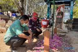 Jelang Peringatan 40 Hari, Sobat Ambyar Kunjungi Makam Didi Kempot