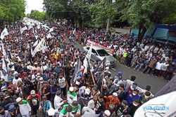 Diawali Konvoi, Massa DSKS Demo di Bundaran Gladak Solo, Ini Tuntutannya