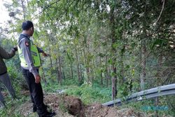 Rem Blong, Truk Pengangkut Getah Pinus Masuk Jurang di Ponorogo