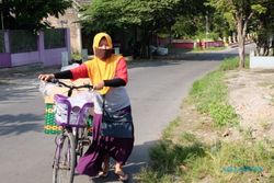Peluh Keringat Buruh Perempuan Tyfountex Sukoharjo: Jualan Kerupuk untuk Sambung Hidup