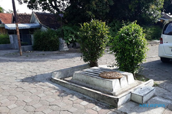 Misteri 3 Makam Kembar di Pertigaan Jalan Solo: Mau Dipindah, Tapi...