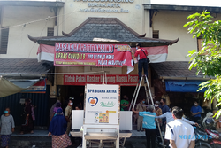 Buka Lagi Senin, Pedagang Pasar Harjodaksino Solo Mulai Masukkan Barang Dagangan