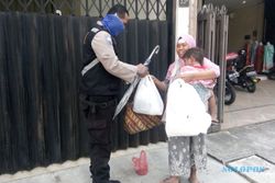Pengemis Ajak Cucu Nggelesot di Pasar Kliwon Solo, Bawa Bocah Biar Dikasihani