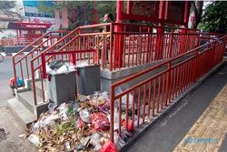 Menjijikkan! Sampah Dibiarkan Menumpuk Di Dekat Halte BST Pasar Gede Solo