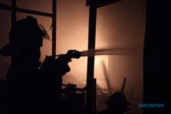 Toko Bahan Kimia Bratachem di Jl Radjiman Solo Terbakar, Bau Pekat Bikin Warga Nyaris Pingsan