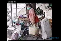 Perempuan Berbaju Merah Muda Tertangkap Kamera Curi Uang Rp19 Juta di Pasar Legi Solo, Siapa Dia?