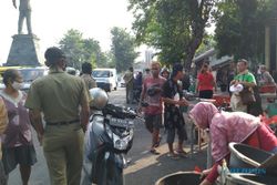 Nekat Berjualan di Jalan Ir Soekarno, Puluhan Pedagang Pasar Harjodaksino Dihalau Satpol PP Sukoharjo