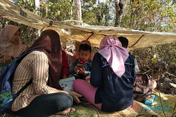 Kisah Perjuangan Pelajar di Wonogiri Mendaki Bukit Terjal Demi Belajar Online