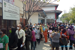 Pendaftar Bantuan UMKM Rp2,4 Juta di Solo Membeludak, Kerumunan Tak Terhindarkan