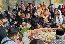 100 Hari Kepergian Didi Kempot, Sobat Ambyar Padati Makam Sang Maestro di Majasem Ngawi