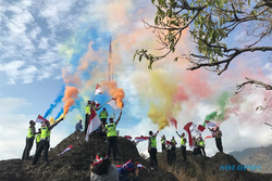 Merdeka! Polres Sukoharjo Kibarkan Merah Putih di Puncak Gunung Sepikul
