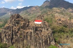 Hebat! 50 Orang Kibarkan Bendera Merah-Putih Raksasa di Gunung Sepikul Sukoharjo