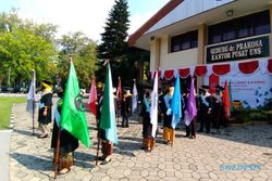 Koreografi di Halaman Rektorat Meriahkan Wisuda UNS Solo