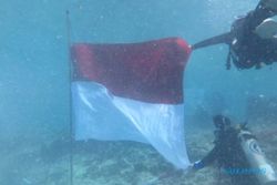 Keren! 17 Penyelam Kibarkan Bendera Merah Putih di Dalam Laut