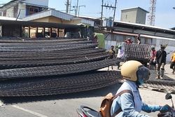 Truk Terguling di Jalan Raya Solo-Sukoharjo Telukan, Muatan 300 Lembar Besi Ambyar