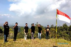 Peringati Kemerdekaan RI, 6 Pemuda Wonogiri Hormat Bendera Selama Satu jam di Bukit Lor Golo