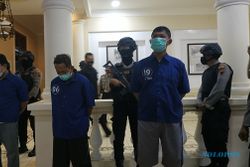 Satu Tersangka Pelaku Kerusuhan Mertodranan Pasar Kliwon Solo Nangis Saat Konferensi Pers