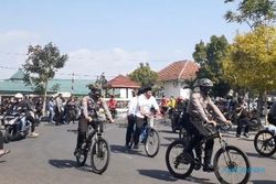 Ony-Antok Naik Sepeda saat Daftar di KPU Ngawi