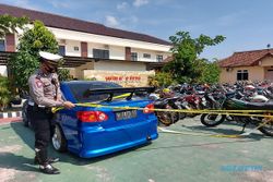 Nekat! Siswi SMA Nekat Gleyer Polisi di Karanganyar Pakai Mobil Brong, Ditilang Deh…
