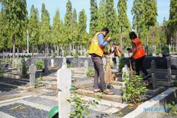 Serem! Tak Gunakan Masker, Pelanggar di Semarang Nyapu Makam