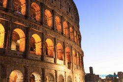 Ukir Nama di Pilar Colosseum, Turis Ini Diciduk Polisi